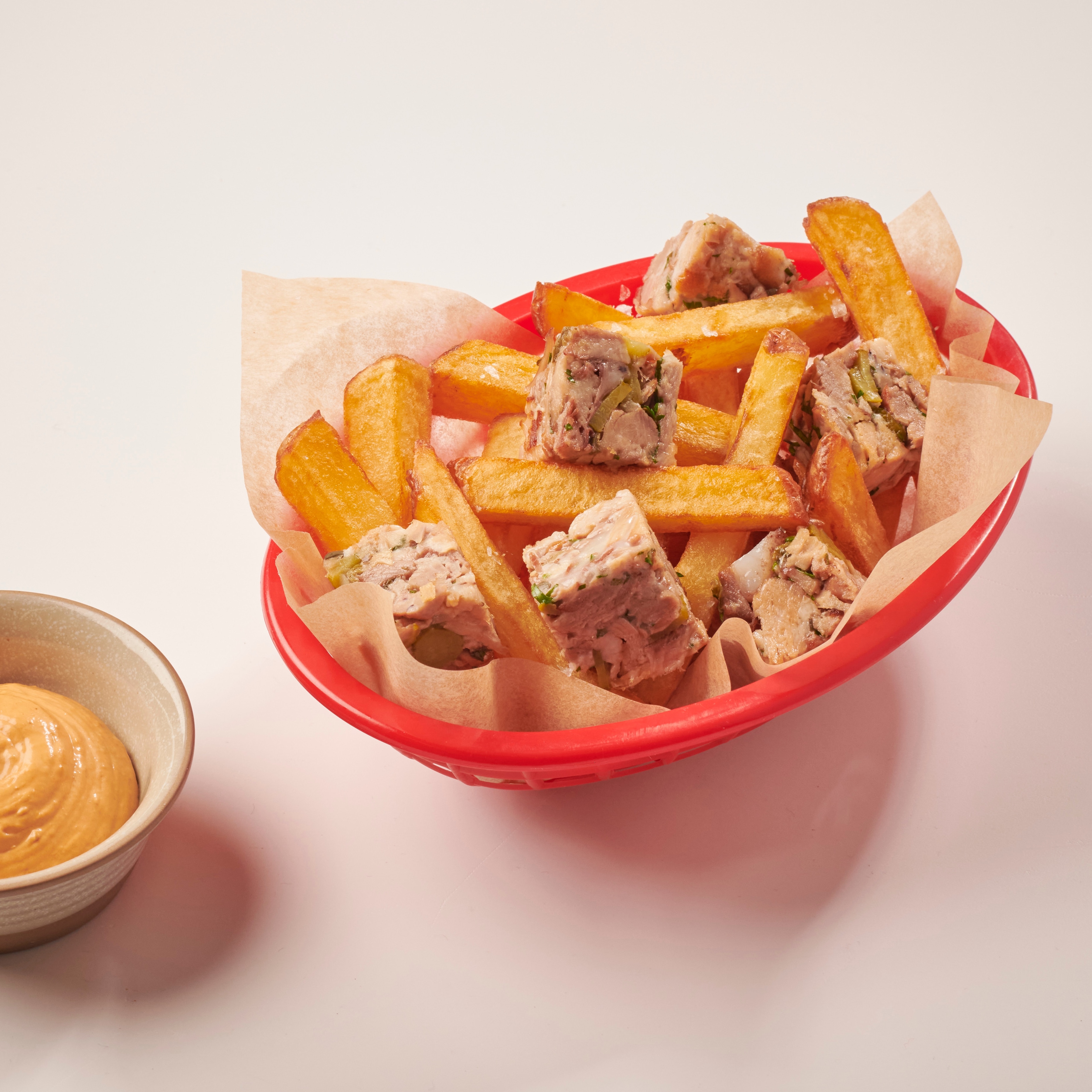 Belgické hranolky, andalúzska omáčka a kip kap